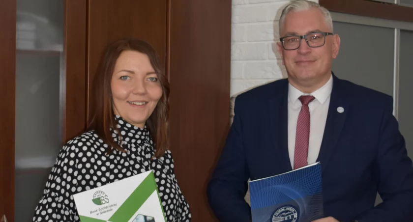 Umowę współpracy podpisali dyrektor ZS w Mogilnie Zbigniew Grzechowski i dyrektorka mogileńskiego Oddziału Banku Spółdzielczego w Gnieźnie Marta Kozłowska fot. ZS Mogilno
