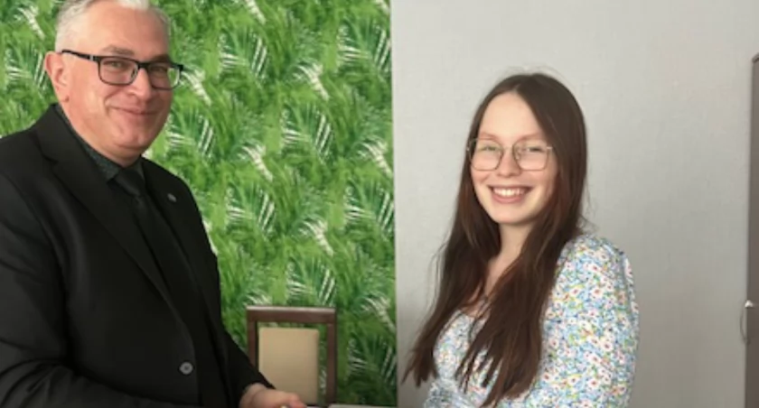 Dyrektor Zespołu Szkół w Mogilnie Zbigniew Grzechowski wręczył Joannie Kobielskiej dyplom oraz nagrodę przekazaną przez Komitet Okręgowy  Olimpiady Filozoficznej fot. ZS Mogilno