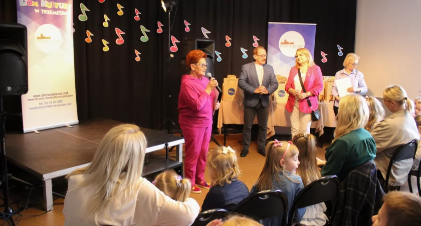 Występy przedszkolaków omówiła przewodnicząca jury Danuta Szreder fot. DK Trzemeszno