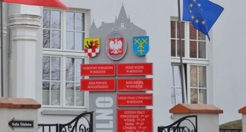 Wejście do mogileńskiego ratusza   fot. Marek Holak