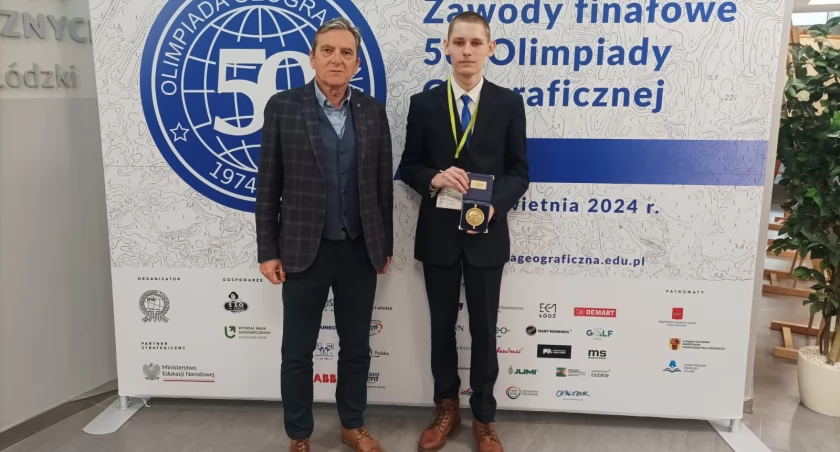 Marcel Sadowski z nauczycielem geografii Pawłem Marczewskim fot. arch. ZS w Strzelnie