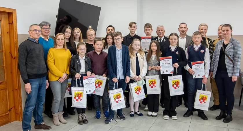 Laureaci turnieju w trzech kategoriach wiekowych z organizatorami i opiekunami   fot. Sebastian Lachowicz