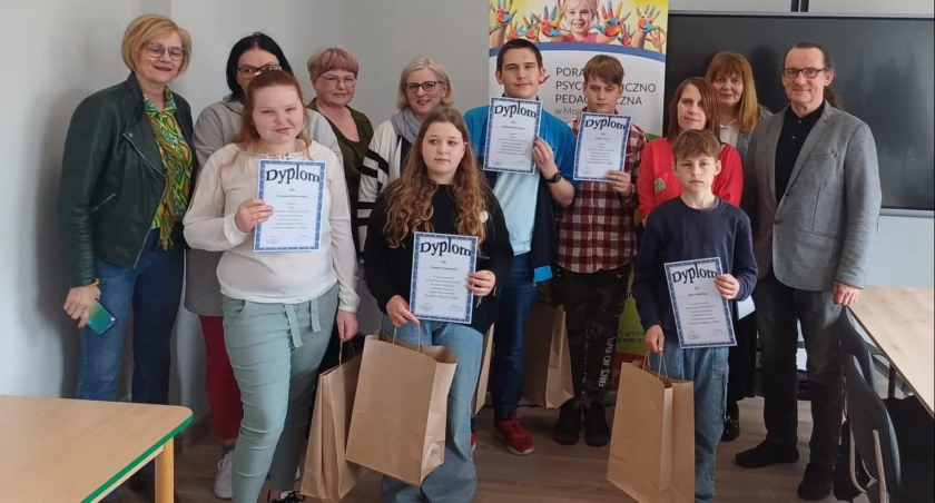 Laureaci konkursu z organizatorami i opiekunami fot. Paweł Lachowicz