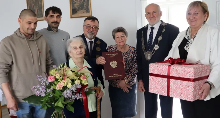 Karolina Kapela z władzami Trzemeszna i najbliższą rodziną fot. UM Trzemeszna