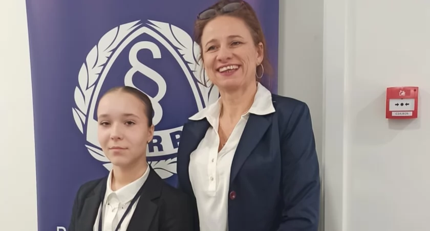 Finalistka konkursu Hanna Mila z nauczycielka historii Longiną Winiarczyk fot. ZSP1 Strzelno