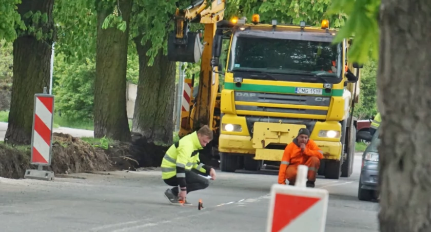 We wtorek, 23 kwietnia rozbierane były krawężniki na odcinku ulicy Dworcowej na przeciwko dworca PKS   fot. Marek Holak