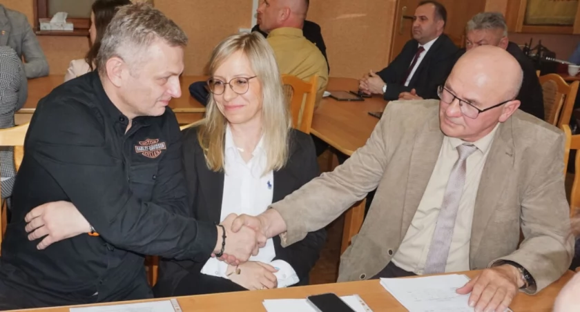 Cel, z jakim przyszli na sesję: Michał Białkowski i Mariusz Nowacki z Młodzieżowego Ośrodka Wychowawczego w Bielicach oraz Urszula Białkowska z Zespołu Placówek Specjalnych w Szerzawach został osiągnięty. Starosta Tomasz Krzesiński wycofał projekt regulaminu z porządku obrad.   fot. Marek Holak