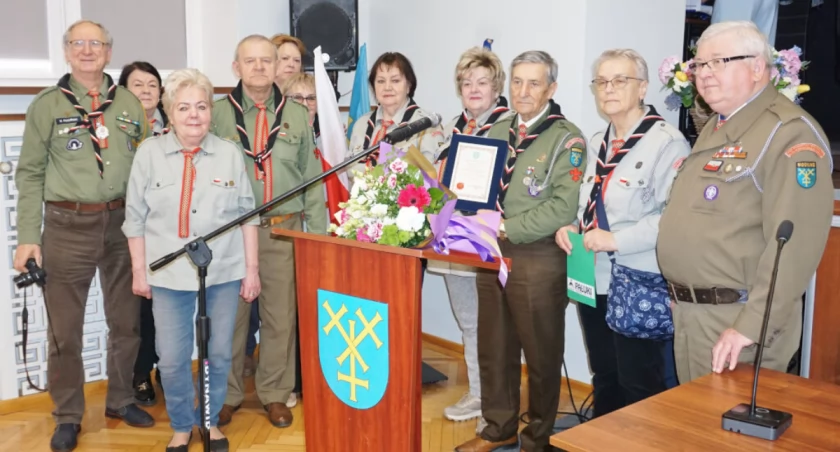 Stanisław Jasiński w otoczeniu kolegów harcerzy z Kręgu Starszyzny Harcerskiej   fot. Marek Holak