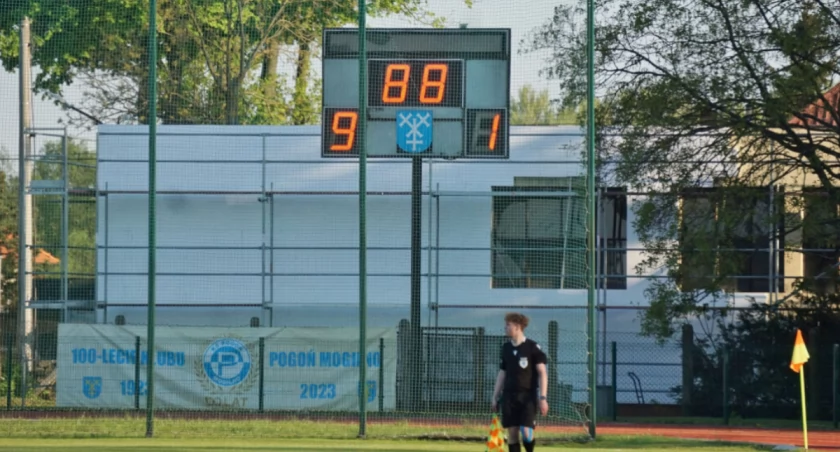 Techniczne możliwości tablicy świetlnej nie pozwalają na to, by wyświetlić wynik wyższy niż 9 strzelonych lub straconych goli   fot. Marek Holak