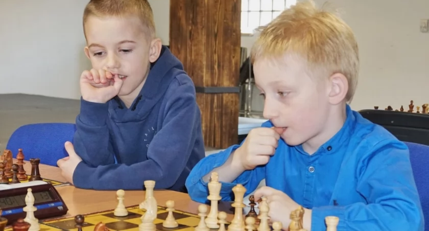 7-letni Kacper Jędro i 6-letni Franek Perlikowski na zawodach szachowych w Mogilnie   fot. Marek Holak
