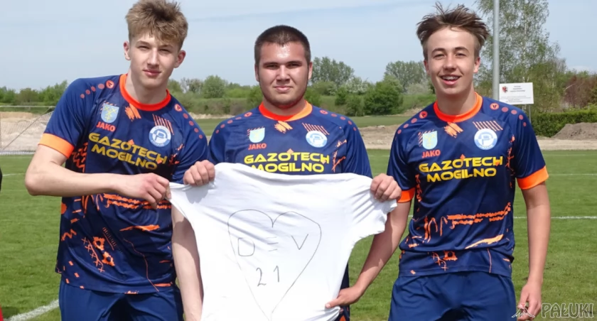 Mikołaj Górny (w środku) zdobytą bramkę w ostatniej sekundzie meczu juniorów młodszych Pogoni Mogilno z Polonią Bydgoszcz zadedykował zmarłemu w piątek youtuberowi o pseudonimie Dev, z lewej Bartosz Marczak, z prawej Mateusz Dziel fot. Paweł Grządziela