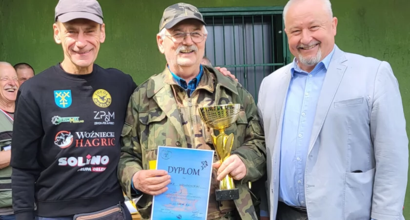 Zenon Kozłowski odebrał puchar z rąk burmistrza Leszka Duszyńskiego i prezesa Przemysława Stranza   fot. Agnieszka Godurkiewicz