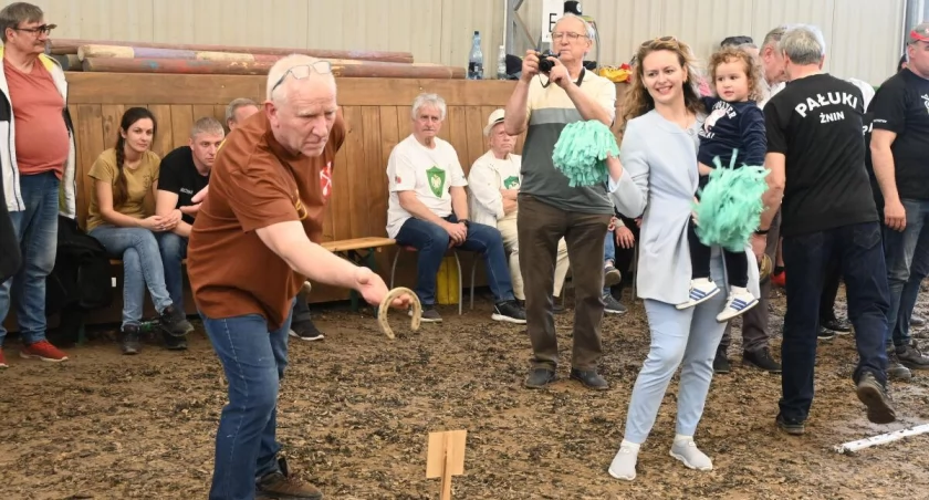 Podkową rzuca główny organizator turnieju reprezentujący drużynę 