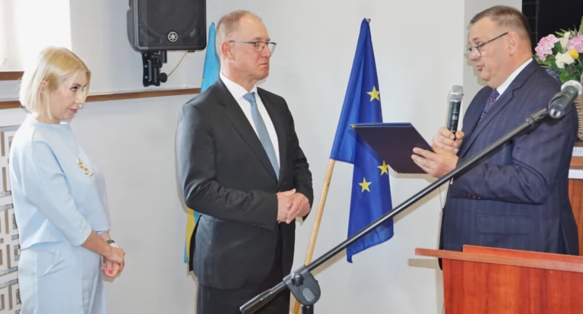 Przewodniczący Paweł Molenda wręcza rodzinie Ewy Kwit tytuł Zasłużonej dla gminy Mogilno   fot. Marek Holak