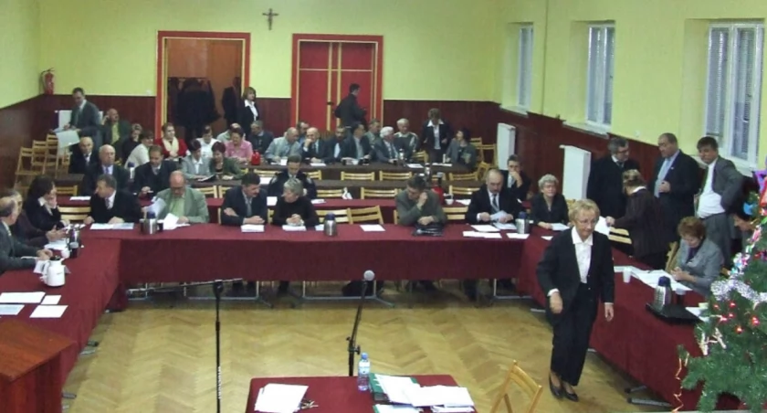 Posiedzenie jednej z grudniowych sesji Rady Miejskiej w Mogilnie w 2006 roku   fot. Marek Holak