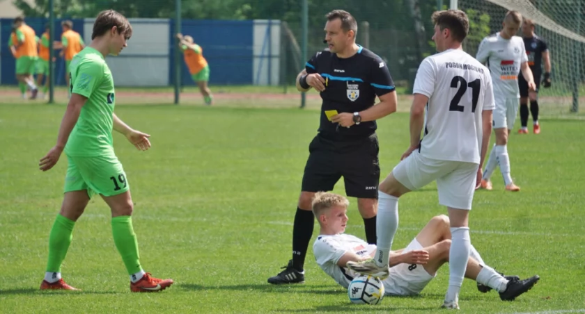 Zawodnik Cuiavii Inowrocław otrzyma żółtą kartkę za faul na pogoniście   fot. Marek Holak
