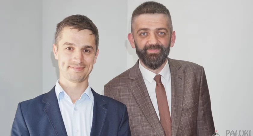 Od prawej: burmistrz Karol Nawrot - 36 lat i jego zastępca Marcin Łączny - 35 lat   fot. Marek Holak
