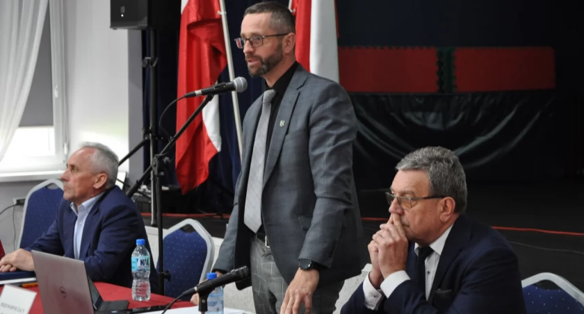 Nowo wybrane prezydium Rady Gminy. Od lewej wiceprzewodniczący Paweł Glanc, przewodniczący Jerzy Kamelski i wiceprzewodniczący Jerzy Burzyński. fot. Magdalena Lachowicz