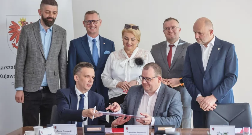Moment podpisania umowy między inwestorem - dyrektorem Zarządu Dróg Wojewódzkich w Bydgoszczy Przemysławem Dąbrowskim i wykonawcą - dyrektorem regionalnego oddziału firmy Strabag Boguszem Czupryńskim   fot. Mikołaj Kuras dla UMWKP