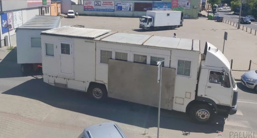 	14 maja o 12.38 ostatnie pojazdy z karuzelami Wesołego miasteczka opuściły plac parkingowy przy zbiegu ulic: Hallera i Ogrodowa fot. Paweł Grządziela