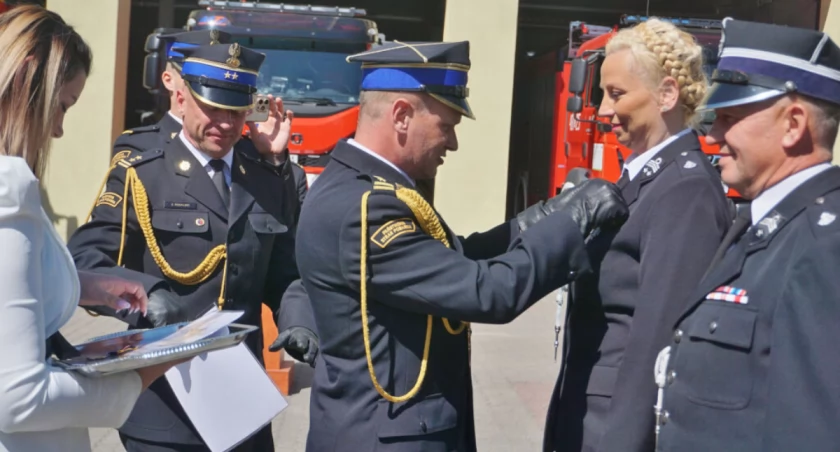 Na zdjęciu wicestarosta Edyta Owsińska otrzymuje odznakę Świętego Floriana   fot. Marek Holak