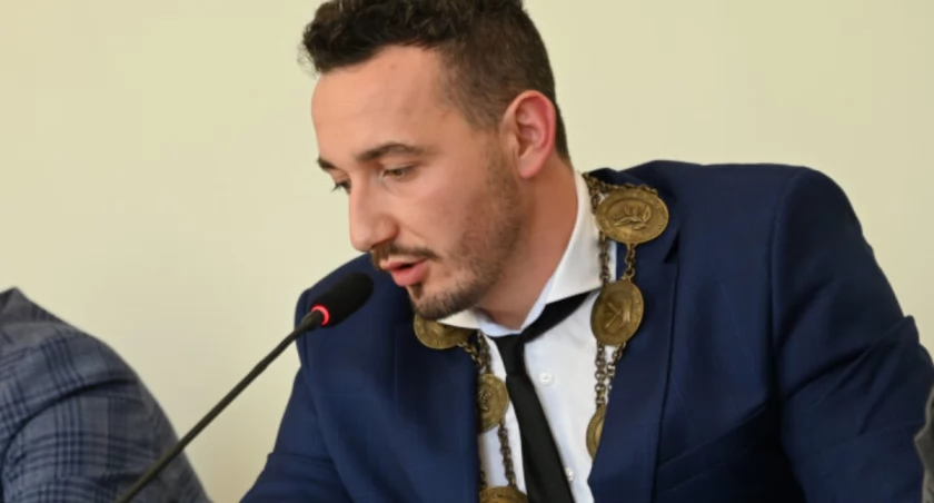 Burmistrz Trzemeszna Kacper Lipiński zgodnie z wola radnych odbierać będzie najwyższe możliwe uposażenie fot. Magdalena Lachowicz