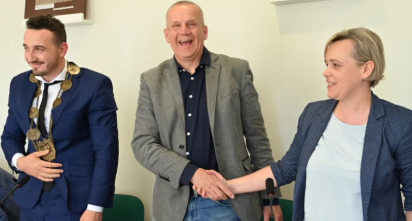 Hanna Koperska po powołaniu na stanowisko skarbniczki gminy odbiera gratulacje od wiceburmistrza Zygmunta Nowaczyka fot. Magdalena Lachowicz
