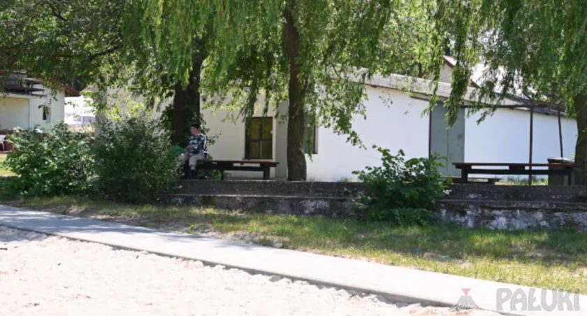 Dawniej, jak pamiętają najstarsi bywalcy ośrodka w Przyjezierzu, w pomieszczeniach hangaru na plaży głównej znajdowała się wypożyczalnia sprzętu wodnego fot. Paweł Lachowicz