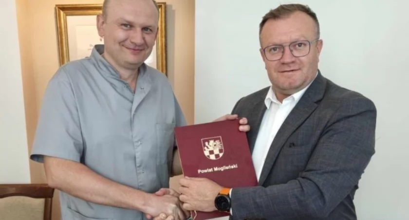 Starosta mogileński Tomasz Krzesiński wręcza Marcinowi Florczykowi akt powołania   fot. arch. Starostwo Powiatowe w Mogilnie