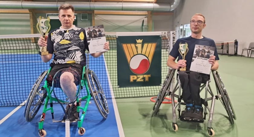 Adam Kinowski (z lewej) z pucharem za zwycięstwo i obok rywal z finału Pucharu Polski Jarosław Żyła   fot. arch. Adama Kinowskiego