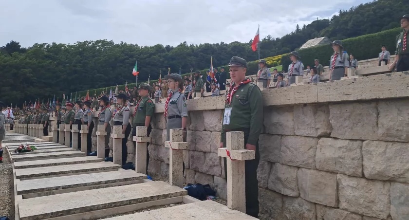 Wartę honorową na Polskim Cmentarzu Wojennym pełnią druhowie z mogileńskiego hufca ZHP fot. z arch. Arkadiusza Przybyszewskiego