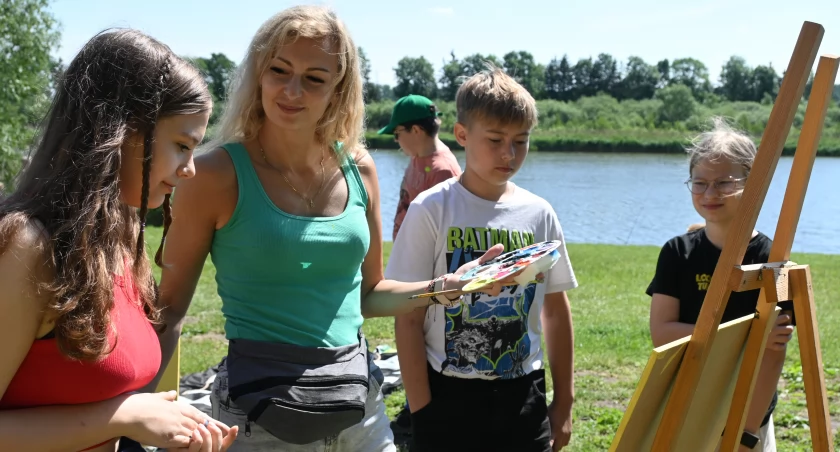 Plener miał charakter otwarty, do ustawionych na plaży sztalug  każdy chętny mógł podejść i malować obrazek dla mamy fot. Paweł Lachowicz