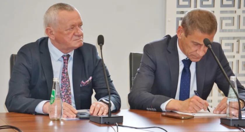 Kto nie pamięta tego duetu radnych w akcji, to przypomnę kadencję 2002-2006 Rady Miejskiej. Oj dali się Grzegorz Stochliński i Leszek Duszyński wtedy we znaki ówczesnemu burmistrzowi Jackowi Kraśnemu. fot. Marek Holak