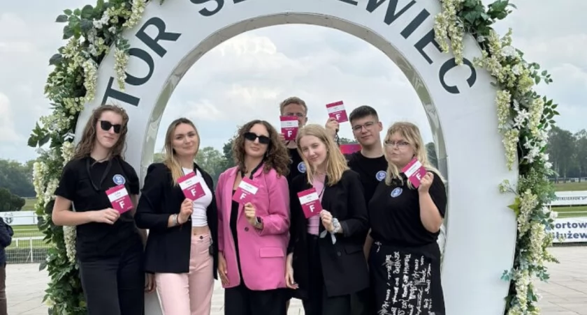 Dwie grupy projektowe z Zespołu  Szkół w Mogilnie: Jagoda Jarlaczyk, Maria Nowacka i Julia Polak (LO) oraz Zofia Adamska, Filip Czerwiński, Igor Kędzierski i Antonina Zielińska (TE) fot. Anna Mozgowiec