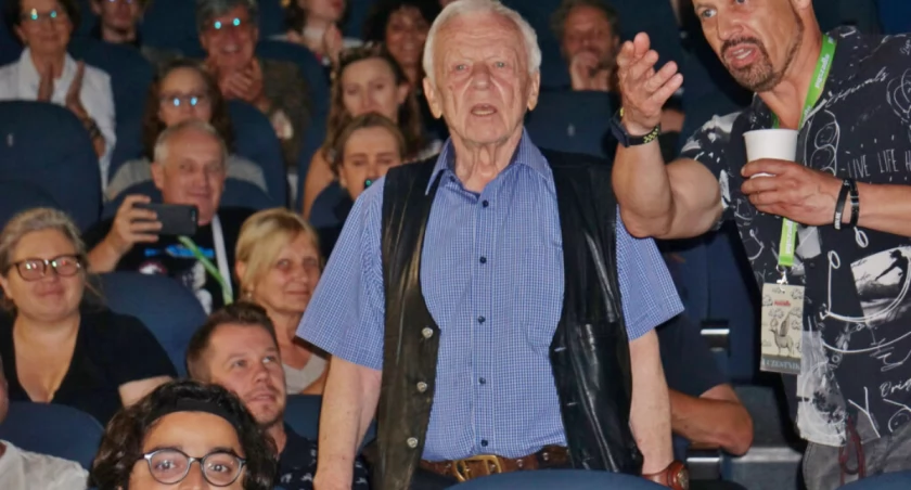 Marian Opania wchodzi do sali kina Wawrzyn w Mogilnie   fot. Marek Holak