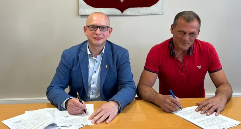 Umowę na przebudowę budynku gminnego przedszkola w Orchowie na potrzeby utworzenia Klubu Maluszka podpisał wójt Grzegorz Matkowski i Paweł Siwiński, właściciel firmy wyłonionej w przetargu fot. Paweł Błaszczyk