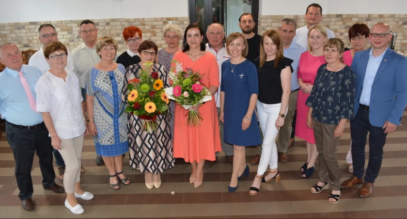 Orchowscy radni z wójtem Grzegorzem Matkowski, zastępcą wójta Eweliną Gumienną oraz byłą już skarbniczką gminy Anną Błaszczyk i powołaną nową skarbniczką Barbarą Wróblewską fot. Paweł Błaszczyk