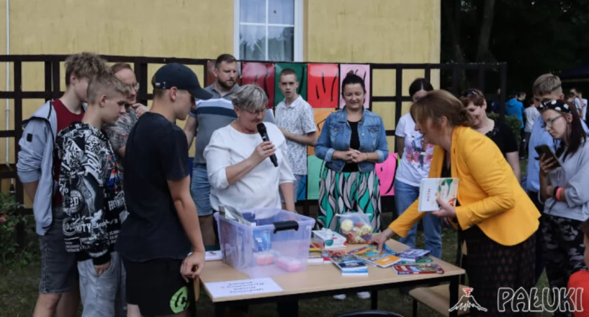 Wszyscy uczestnicy otrzymali zabawne nagrody fot. Paweł Lachowicz
