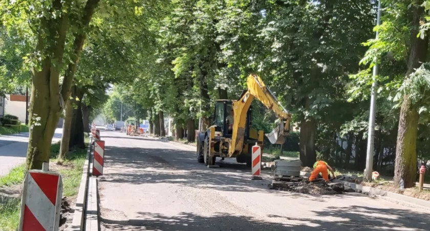 Ostatnie przygotowania do położenia warstwy asfaltowej na remontowanej ul. Dworcowej w Mogilnie   fot. Paweł Grządziela