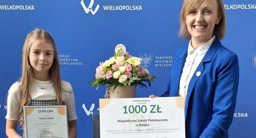 Lilianna Małek z Eweliną Gumienną podczas podsumowania konkursu w wielkopolskim Urzędzie Marszałkowskim fot. UG Orchowo
