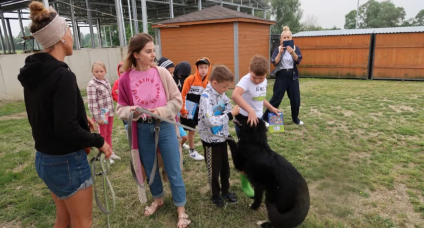 Oprócz czytania pieskom bajek dzieci mogły pójść z czworonogami na spacer fot. Paweł Lachowicz