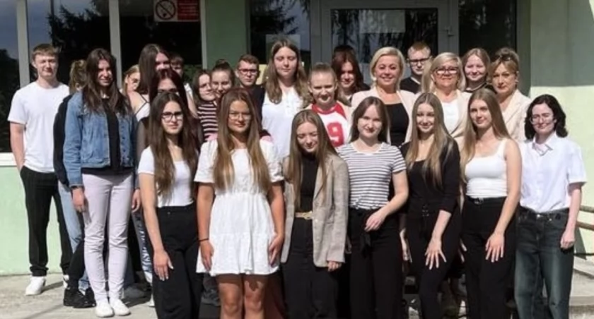 Grupa realizująca program z nauczycielkami nadzorującymi projekt Arletą Marciniak, Kamilą Stawicką i Joanną Zawadzką przed budynkiem ZS w Strzelnie fot. Magdalena Lachowicz