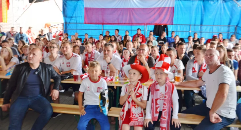 Strefa Kibica przy hali w Mogilnie w 2016 roku. Kibice oglądają mecz Polska - Ukraina podczas Mistrzostw Europy we Francji, wygrany przez Polaków 1:0 po golu Jakuba Błaszczykowskiego.   fot. Paweł Grządziela