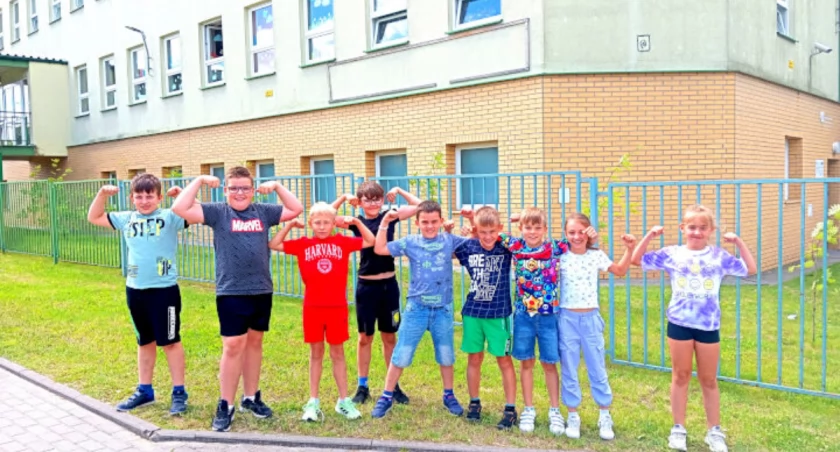 Zwycięska grupa projektowa przed strzeleńską halą sportową. Na zdjęciu brakuje Agnieszki Siekacz.   fot. Natalia Studzińska-Warzecha