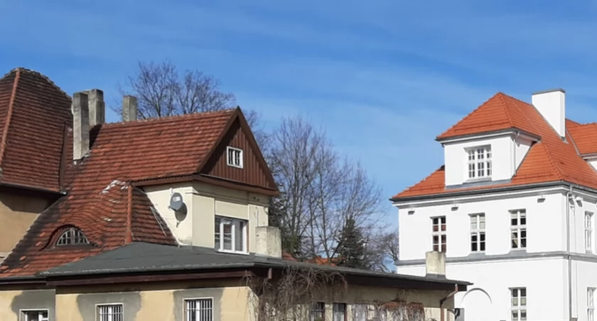Budynek, w którym mieści się Zespół Obsługi Szkół i Przedszkoli, obok mogileński ratusz   fot. Marek Holak