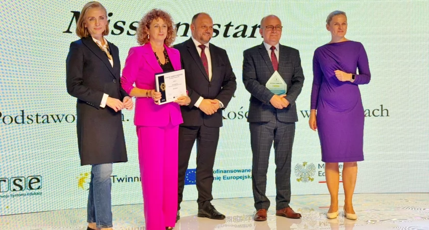 Irena Głowińska i Jacek Szalaty podczas wręczenia nagród z Minister Edukacji Barbarą Nowacką, sekretarz stanu MEN, wiceminister Joanną Muchą oraz dyrektorem generalnym FRSE Mirosławem Marczewskim fot. z arch. Ireny Głowińskiej