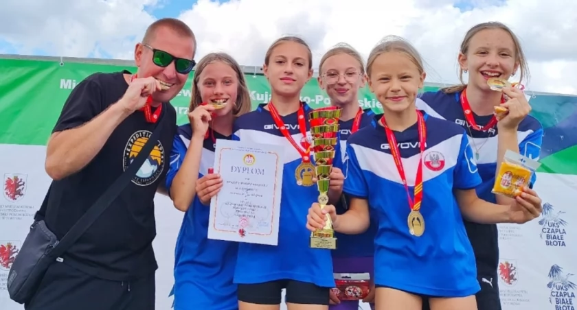 Mistrzowska drużyna: Basia Romańska, Zuzia Chronowiak, Ola Lewandowska, Marta Czerniak, Zuzia Babral, trener Piotr Dobrzyński   fot. arch. ZS w Dąbrowie