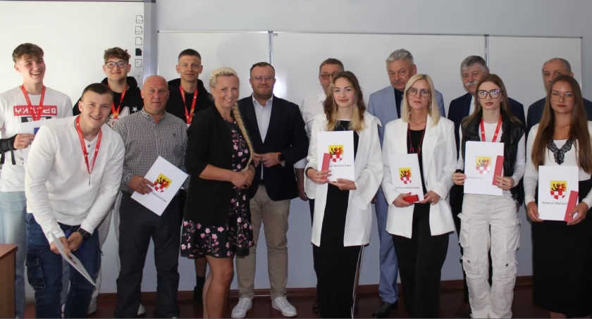 Nie wszyscy uczniowie ze względu na chorobę uczestniczyli w rozdaniu upominków. Na zdjęciu obecni w szkole, docenieni przez starostę uczniowie i nauczyciele Zespołu Szkół w Strzelnie fot. Sławomir Antkowiak