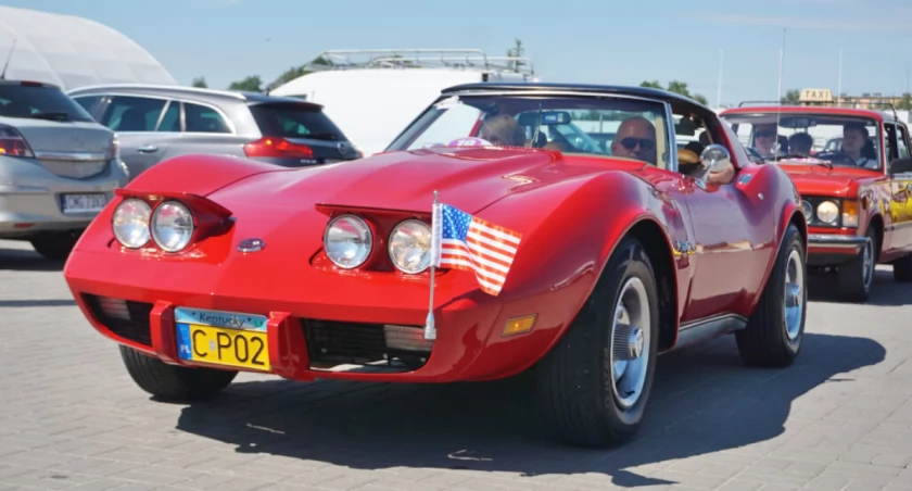 Na trasę rajdu wypuszczana jest załoga chevroleta corvette   fot. Marek Holak