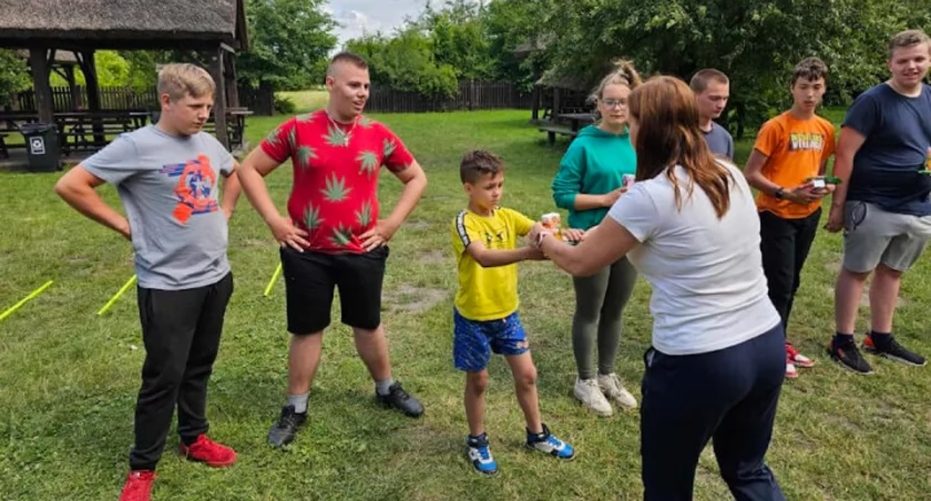 Popołudniami odbywały się konkursy plastyczne oraz zabawy sportowe, w których brali udział wszyscy obecni zarówno dzieci, jak i opiekunowie fot. Paweł Jankowski